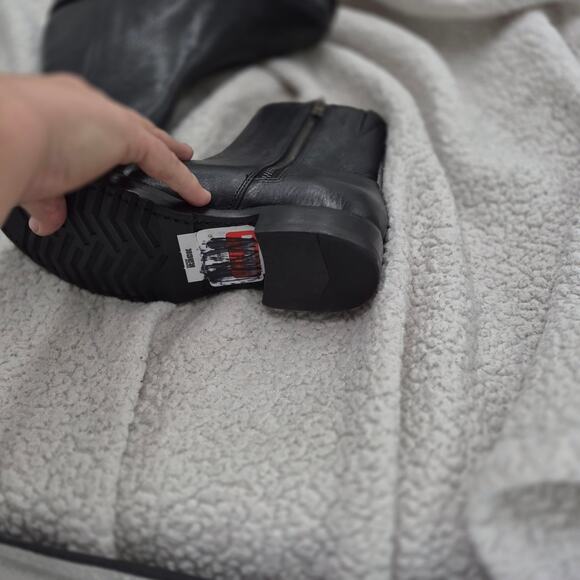 NEW Frye women's Veronica Inside Zip Ankle Boot Black leather size 6 - Picture 4 of 8